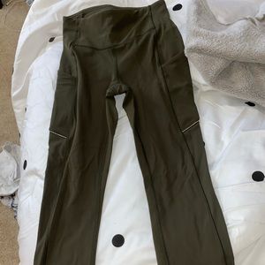 Dark green Lulu Lemon leggings